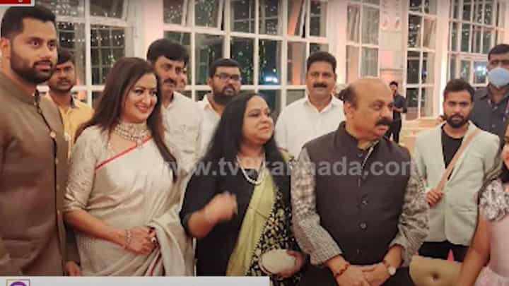 ಸುಮಲತಾ ಬಿಜೆಪಿ ಸೇರಿ ಮಗ ಅಭಿಷೇಕ್ ಗೆ ಮದ್ದೂರು ಕ್ಷೇತ್ರದಿಂದ ಟಿಕೆಟ್ ಗಿಟ್ಟಿಸಲು ಪ್ರಯತ್ನಿಸುತ್ತಿದ್ದಾರೆಯೇ? ಸುಮಲತಾ ಬಿಜೆಪಿ ಸೇರಿ ಮಗ ಅಭಿಷೇಕ್ ಗೆ ಮದ್ದೂರು ಕ್ಷೇತ್ರದಿಂದ ಟಿಕೆಟ್ ಗಿಟ್ಟಿಸಲು ಪ್ರಯತ್ನಿಸುತ್ತಿದ್ದಾರೆಯೇ?