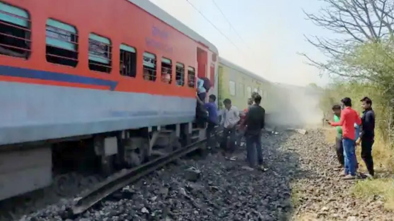 ರೈಲಿನಲ್ಲಿ ಹೊಗೆಯೇಳುತ್ತಿದೆ ಎಂದು ಭಯಗೊಂಡು ಇಳಿದ ಪ್ರಯಾಣಿಕರಿಗೆ ಮತ್ತೊಂದು ಟ್ರೇನ್​​ ಡಿಕ್ಕಿ; ಐವರ ದುರ್ಮರಣ