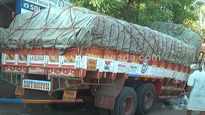 ಮದ್ಯದ ನಶೆಯಲ್ಲಿದ್ದ ಚಾಲಕ ಲಾರಿಯನ್ನು ರಸ್ತೆ ಬಿಟ್ಟು ಫುಟ್ಪಾತ್ ಮೇಲೆ ಹತ್ತಿಸಿದ ಘಟನೆ ರಾಯಚೂರಿನಲ್ಲಿ ಮದ್ಯದ ನಶೆಯಲ್ಲಿದ್ದ ಚಾಲಕ ಲಾರಿಯನ್ನು ರಸ್ತೆ ಬಿಟ್ಟು ಫುಟ್ಪಾತ್ ಮೇಲೆ ಹತ್ತಿಸಿದ ಘಟನೆ ರಾಯಚೂರಿನಲ್ಲಿ