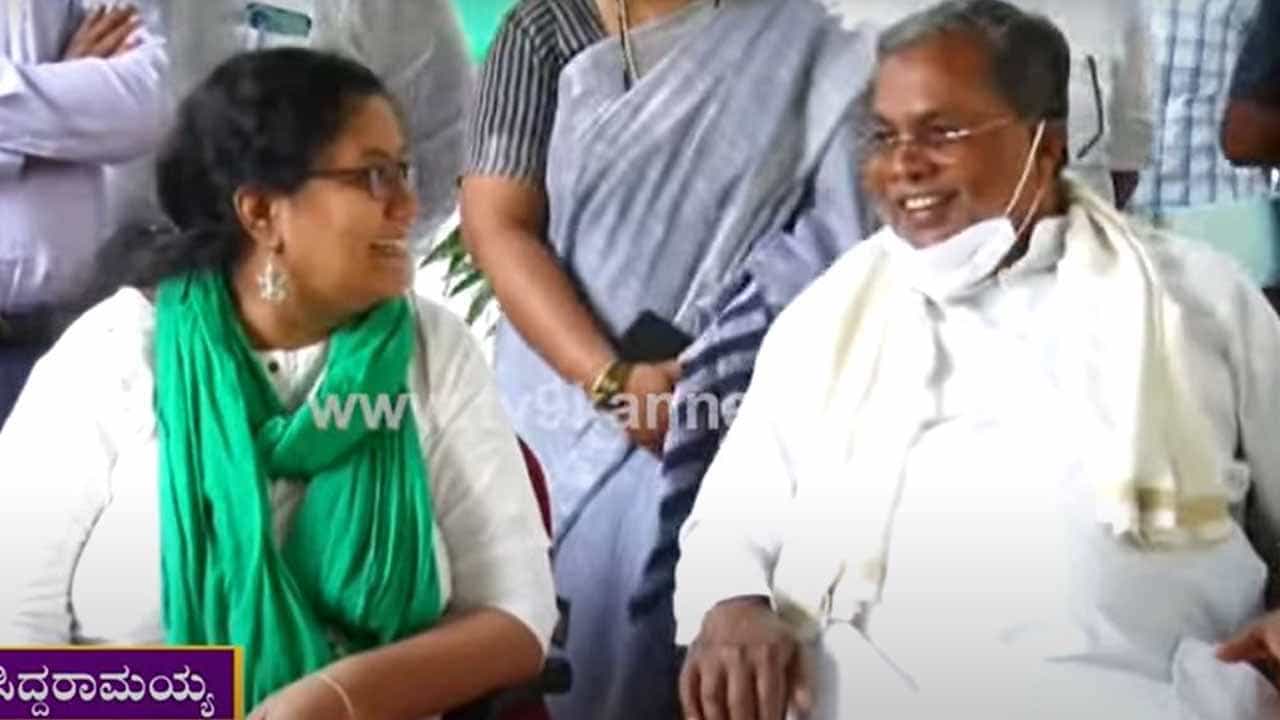 ದಿ ನಂಜುಂಡಸ್ವಾಮಿ ಚಿಂತನೆಯ ‘ಬಾರುಕೋಲು’ ಪುಸ್ತಕ ಬಿಡುಗಡೆ ಮಾಡಿದ ಸಿದ್ದರಾಮಯ್ಯ ತನ್ನ ರಾಜಕೀಯ ಗುರು ಅವರೇ ಎಂದರು ದಿ ನಂಜುಂಡಸ್ವಾಮಿ ಚಿಂತನೆಯ ‘ಬಾರುಕೋಲು’ ಪುಸ್ತಕ ಬಿಡುಗಡೆ ಮಾಡಿದ ಸಿದ್ದರಾಮಯ್ಯ ತನ್ನ ರಾಜಕೀಯ ಗುರು ಅವರೇ ಎಂದರು