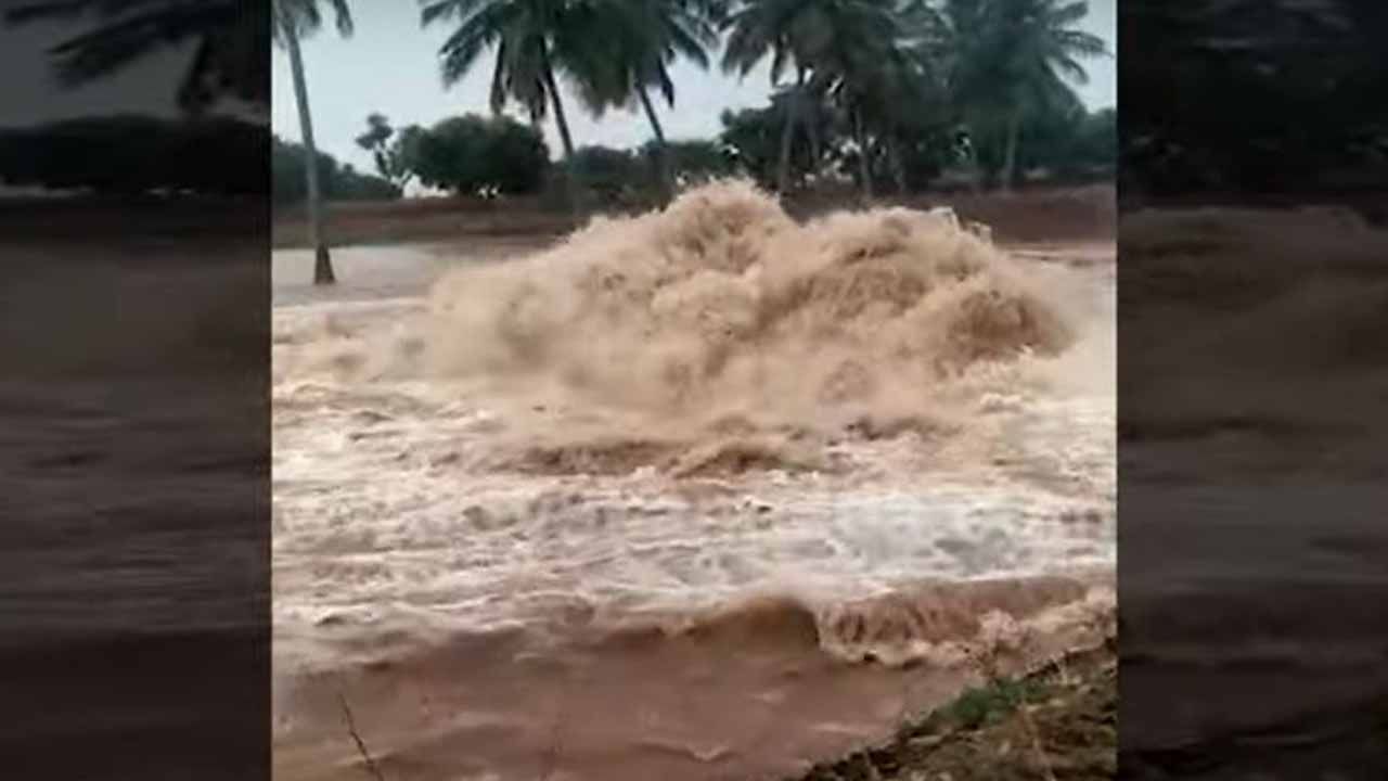 ಕೊಪ್ಪಳ: ಕೃಷ್ಣ ಬಿ ಸ್ಕೀಮ್ ಏತ ನೀರಾವರಿ ಯೋಜನೆ ಪೈಪ್ ಒಡೆದು ಊರು-ಹೊಲ-ಗದ್ದೆಗಳಲ್ಲಿ ನೀರು!