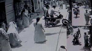 Wheeling menace: ಬೆಂಗಳೂರಿನ ಗೋರಿಪಾಳ್ಯದಲ್ಲಿ ವೀಲಿಂಗ್ ಶೋಕಿ; ರಸ್ತೆಯಲ್ಲಿ ಹೋಗುತ್ತಿದ್ದ ಮಹಿಳೆಗೆ ಗುದ್ದಿದ ಪುಂಡರು