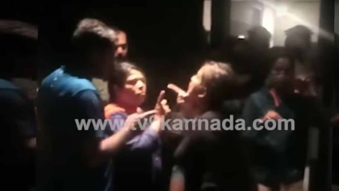 ತಡರಾತ್ರಿವರೆಗೆ ಪಾರ್ಟಿ ನಡೆಯುತ್ತಿದ್ದ ಹೋಟೆಲ್ ಮೇಲೆ ಸಿಸಿಬಿ ಪೊಲೀಸರ ದಾಳಿ, ಪಾರ್ಟಿಯಲ್ಲಿದ್ದ ಹೆಚ್ಚಿನವರು ನಾರ್ಥೀಗಳು! ತಡರಾತ್ರಿವರೆಗೆ ಪಾರ್ಟಿ ನಡೆಯುತ್ತಿದ್ದ ಹೋಟೆಲ್ ಮೇಲೆ ಸಿಸಿಬಿ ಪೊಲೀಸರ ದಾಳಿ, ಪಾರ್ಟಿಯಲ್ಲಿದ್ದ ಹೆಚ್ಚಿನವರು ನಾರ್ಥೀಗಳು!