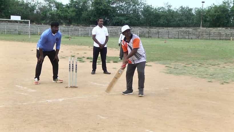 ಕ್ರಿಕೆಟ್ ಆಡಿ ಗಮನ ಸೆಳೆದ ಜಡ್ಜ್: ಕಾನೂನಿನ ರಕ್ಷಕರು ಗೂಟ ರಕ್ಷಕರಾದರು! ಸಿಬ್ಬಂದಿ ಜೊತೆ ಫೀಲ್ಡಿಗಿಳಿದು ಬ್ಯಾಟಿಂಗ್ ಬೌಲಿಂಗ್!