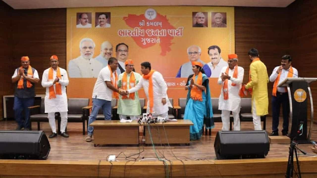ಅರವಿಂದ್ ಕೇಜ್ರಿವಾಲ್, ಭಗವಂತ್ ಮಾನ್ ಗುಜರಾತ್ ಭೇಟಿ ಬೆನ್ನಲ್ಲೇ 150 ಆಪ್ ಕಾರ್ಯಕರ್ತರು ಬಿಜೆಪಿಗೆ ಸೇರ್ಪಡೆ ಅರವಿಂದ್ ಕೇಜ್ರಿವಾಲ್, ಭಗವಂತ್ ಮಾನ್ ಗುಜರಾತ್ ಭೇಟಿ ಬೆನ್ನಲ್ಲೇ 150 ಆಪ್ ಕಾರ್ಯಕರ್ತರು ಬಿಜೆಪಿಗೆ ಸೇರ್ಪಡೆ