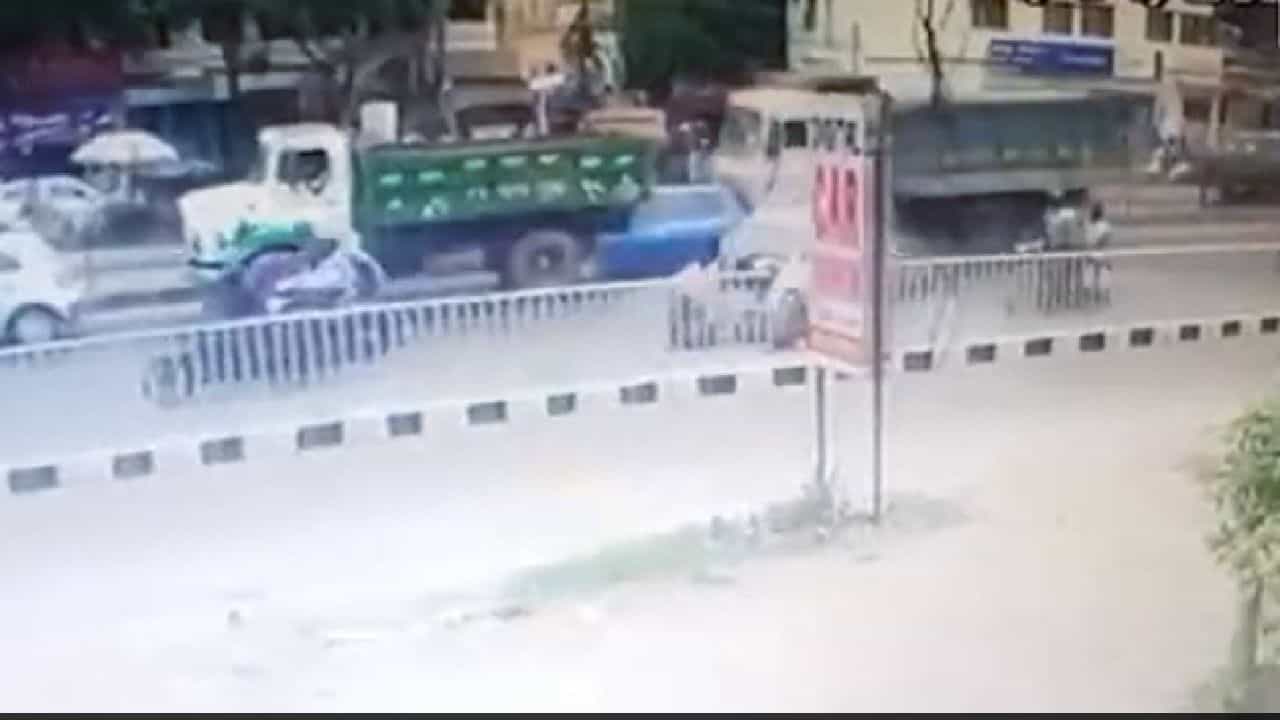 Shocking Video: 2 ಟ್ರಕ್ಗಳ ಮಧ್ಯೆ ಸಿಲುಕಿ ಕಾರು ಅಪ್ಪಚ್ಚಿ; ಭೀಕರ ಅಪಘಾತದಲ್ಲಿ ಓರ್ವ ಸಾವು Shocking Video: 2 ಟ್ರಕ್ಗಳ ಮಧ್ಯೆ ಸಿಲುಕಿ ಕಾರು ಅಪ್ಪಚ್ಚಿ; ಭೀಕರ ಅಪಘಾತದಲ್ಲಿ ಓರ್ವ ಸಾವು