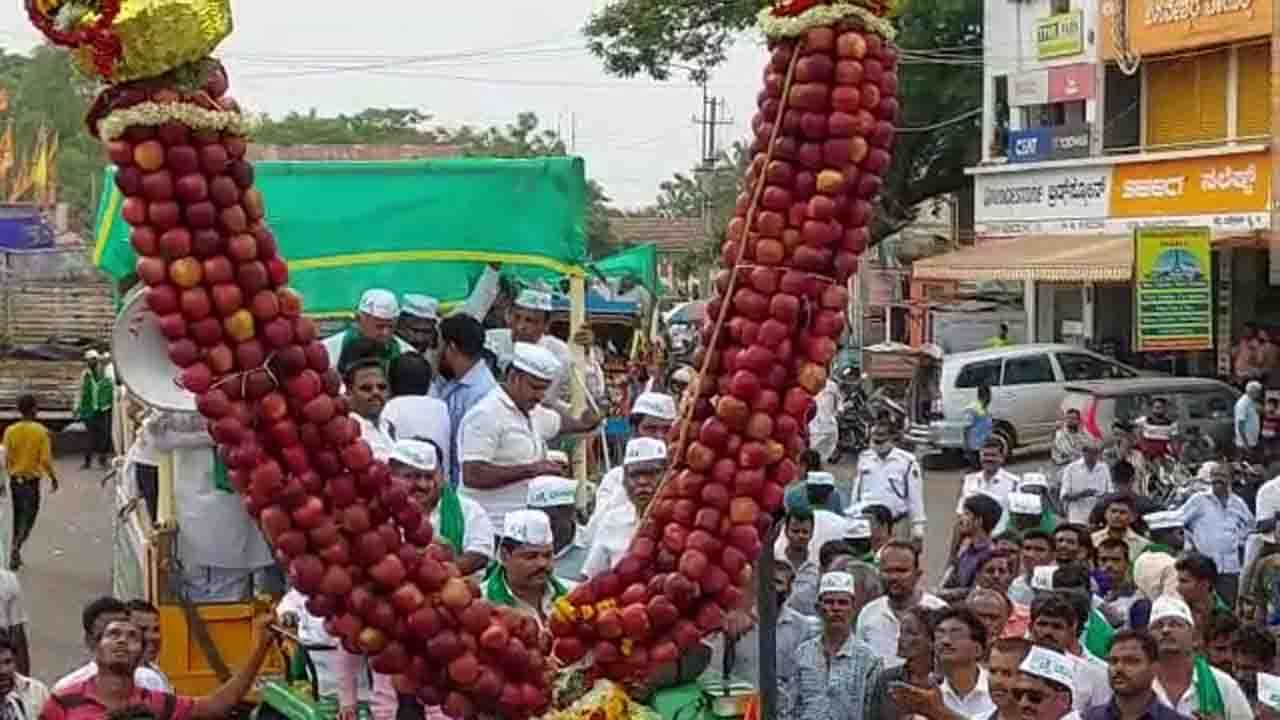 ಬಾಗಲಕೋಟೆಯಲ್ಲಿ 1 ಲಕ್ಷ 50 ಸಾವಿರ ರೂ ಮೌಲ್ಯದ 800 ಕೆಜಿ ತೂಕದ ಬೃಹತ್ ಸೇಬು ಹಾರಹಾಕಿ ಸಚಿವ S.R.ಪಾಟೀಲ್​ಗೆ ಸ್ವಾಗತ