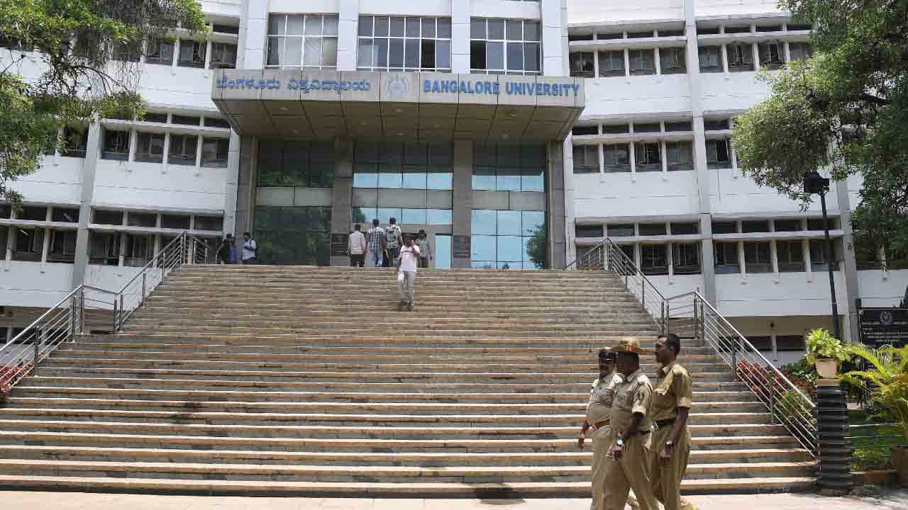 Bangalore University: ನಾಳೆ ನಡೆಯಬೇಕಿದ್ದ 56ನೇ ಬೆಂಗಳೂರು ವಿವಿ ಘಟಿಕೋತ್ಸವ ದಿನಾಂಕ ಮುಂದೂಡಿಕೆ Bangalore University: ನಾಳೆ ನಡೆಯಬೇಕಿದ್ದ 56ನೇ ಬೆಂಗಳೂರು ವಿವಿ ಘಟಿಕೋತ್ಸವ ದಿನಾಂಕ ಮುಂದೂಡಿಕೆ