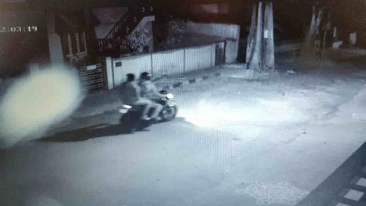 ಬೆಳಗ್ಗೆ ಸ್ಕೆಚ್ ಹಾಕಿ ರಾತ್ರಿ ಕಳ್ಳತನಕ್ಕೆ ಇಳಿಯುತ್ತಿದ್ದ ಕುಖ್ಯಾತ ಮನೆಗಳ್ಳರ ಬಂಧನ; 79 ಲಕ್ಷ ಮೌಲ್ಯದ ಚಿನ್ನಾಭರಣ, ವಸ್ತುಗಳ ಜಪ್ತಿ ಬೆಳಗ್ಗೆ ಸ್ಕೆಚ್ ಹಾಕಿ ರಾತ್ರಿ ಕಳ್ಳತನಕ್ಕೆ ಇಳಿಯುತ್ತಿದ್ದ ಕುಖ್ಯಾತ ಮನೆಗಳ್ಳರ ಬಂಧನ; 79 ಲಕ್ಷ ಮೌಲ್ಯದ ಚಿನ್ನಾಭರಣ, ವಸ್ತುಗಳ ಜಪ್ತಿ