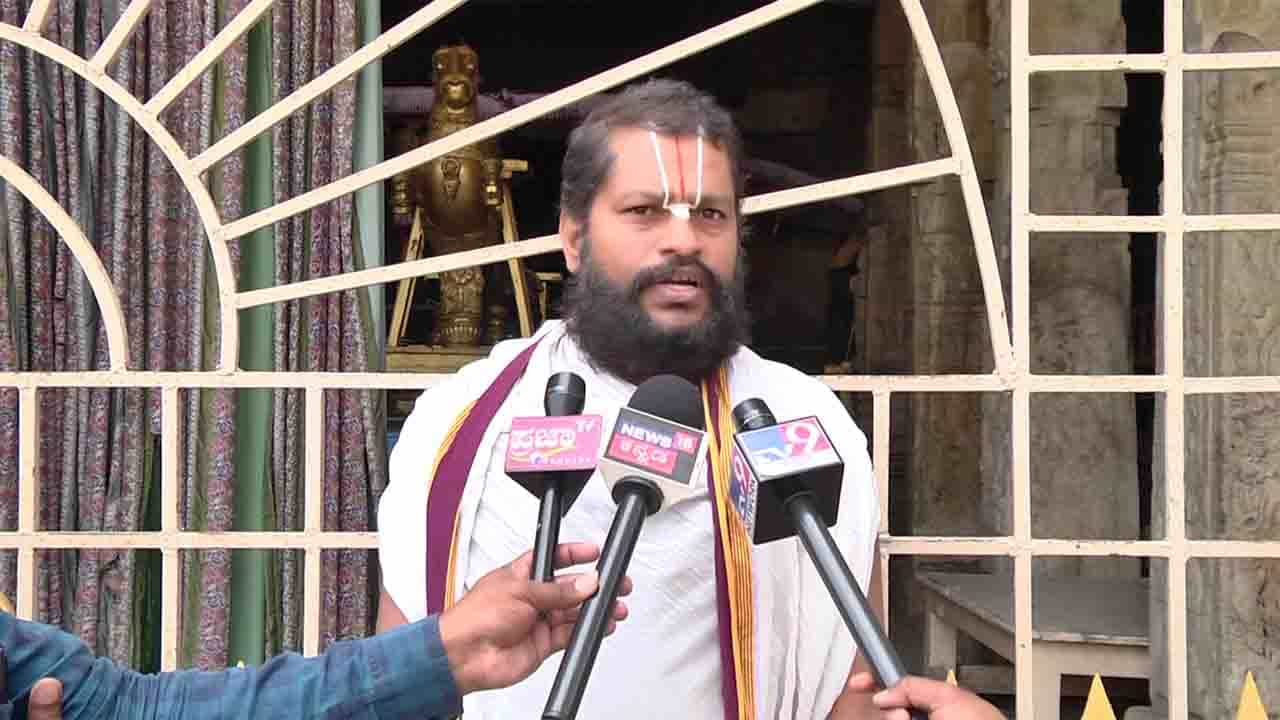 ಮುಸ್ಲಿಮರು ಕೆತ್ತನೆ ಮಾಡಿದ ವಿಗ್ರಹ ಪ್ರತಿಷ್ಠಾಪಿಸದಂತೆ ಅಭಿಯಾನ; ಚೆಲುವನಾರಾಯಣಸ್ವಾಮಿಗೆ ದೀವಟಿಗೆ ಸಲಾಂ ಬದಲು ಸಂಧ್ಯಾರತಿಗೆ ನಿರ್ಧಾರ ಮುಸ್ಲಿಮರು ಕೆತ್ತನೆ ಮಾಡಿದ ವಿಗ್ರಹ ಪ್ರತಿಷ್ಠಾಪಿಸದಂತೆ ಅಭಿಯಾನ; ಚೆಲುವನಾರಾಯಣಸ್ವಾಮಿಗೆ ದೀವಟಿಗೆ ಸಲಾಂ ಬದಲು ಸಂಧ್ಯಾರತಿಗೆ ನಿರ್ಧಾರ
