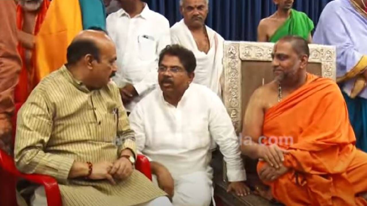 ಬೆಂಗಳೂರಿಗೆ ಮಂತ್ರಾಲಯದ ಪೀಠಾಧಿಪತಿ ಶ್ರೀ ಸುಭುದೇಂದ್ರ ತೀರ್ಥರು ಆಗಮನ ಹಿನ್ನೆಲೆ; ರಾಘವೇಂದ್ರ ಸ್ವಾಮಿ ಮಠಕ್ಕೆ ಸಿಎಂ ಭೇಟಿ ಬೆಂಗಳೂರಿಗೆ ಮಂತ್ರಾಲಯದ ಪೀಠಾಧಿಪತಿ ಶ್ರೀ ಸುಭುದೇಂದ್ರ ತೀರ್ಥರು ಆಗಮನ ಹಿನ್ನೆಲೆ; ರಾಘವೇಂದ್ರ ಸ್ವಾಮಿ ಮಠಕ್ಕೆ ಸಿಎಂ ಭೇಟಿ