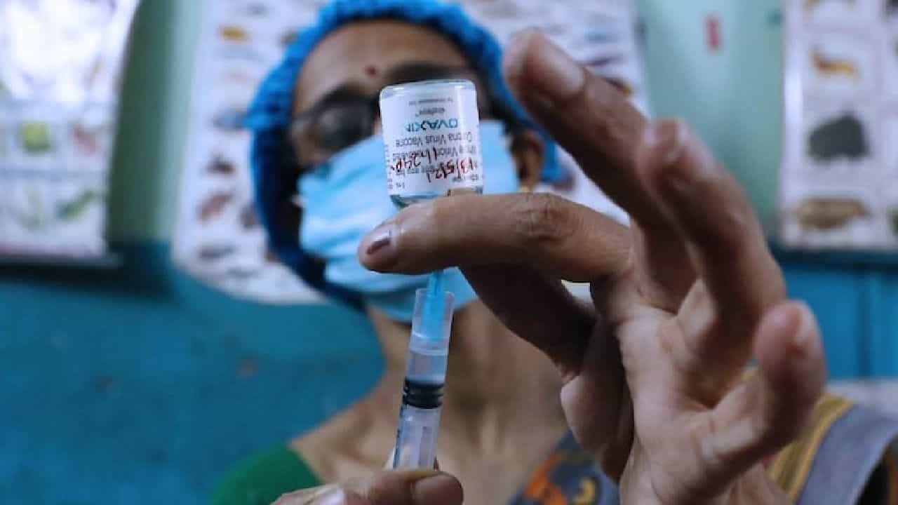 Covaxin for Children: 6-12 ವರ್ಷದ ಮಕ್ಕಳಿಗೂ ಕೊವ್ಯಾಕ್ಸಿನ್ ಲಸಿಕೆ ನೀಡಲು ಅನುಮತಿ Covaxin for Children: 6-12 ವರ್ಷದ ಮಕ್ಕಳಿಗೂ ಕೊವ್ಯಾಕ್ಸಿನ್ ಲಸಿಕೆ ನೀಡಲು ಅನುಮತಿ