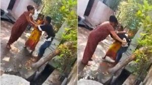 Viral Video: ಗಾಂಜಾ ವ್ಯಸನಿ ಪುತ್ರನನ್ನು ಕಂಬಕ್ಕೆ ಕಟ್ಟಿಹಾಕಿ, ಕಣ್ಣಿಗೆ ಖಾರದ ಪುಡಿ ಹಾಕಿದ ತಾಯಿ