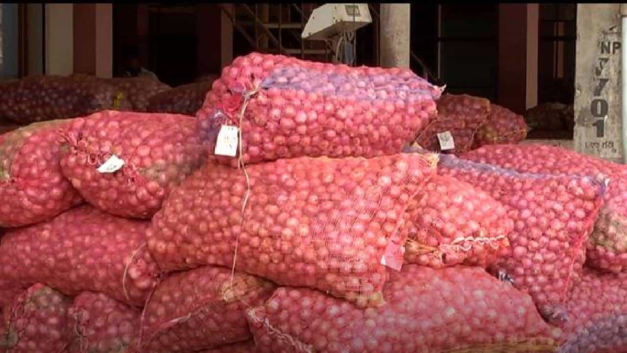 ಈರುಳ್ಳಿ ದರ ದಿಢೀರ್ ಕುಸಿತ, ಕಂಗಾಲಾದ ರೈತ; ಮಾರುಕಟ್ಟೆಗೆ ಈರುಳ್ಳಿ ತಂದು ದರವಿಲ್ಲದೇ ಅಲ್ಲಿಯೇ ಬಿಟ್ಟು ಹೋದ ರೈತರು ಈರುಳ್ಳಿ ದರ ದಿಢೀರ್ ಕುಸಿತ, ಕಂಗಾಲಾದ ರೈತ; ಮಾರುಕಟ್ಟೆಗೆ ಈರುಳ್ಳಿ ತಂದು ದರವಿಲ್ಲದೇ ಅಲ್ಲಿಯೇ ಬಿಟ್ಟು ಹೋದ ರೈತರು