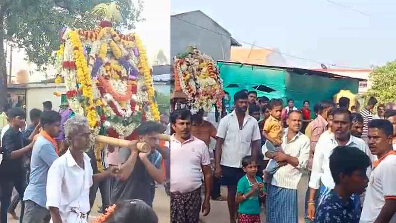ತುಮಕೂರಿನಲ್ಲಿ ದಲಿತರ ಬೀದಿಗೆ ದೇವರನ್ನ ಕಳುಹಿಸಲು ಹಿಂದೇಟು! ದಲಿತರಿಗೆ ಅವಾಚ್ಯ ಶಬ್ದಗಳಿಂದ ನಿಂದನೆ ತುಮಕೂರಿನಲ್ಲಿ ದಲಿತರ ಬೀದಿಗೆ ದೇವರನ್ನ ಕಳುಹಿಸಲು ಹಿಂದೇಟು! ದಲಿತರಿಗೆ ಅವಾಚ್ಯ ಶಬ್ದಗಳಿಂದ ನಿಂದನೆ