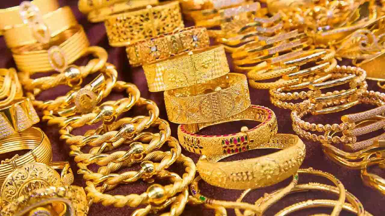 Gold Price Today: ಬೆಳ್ಳಿ ಬೆಲೆ ಕೊಂಚ ಏರಿಕೆ; ಬೆಂಗಳೂರು, ಚೆನ್ನೈ, ಮುಂಬೈನಲ್ಲಿ ಇಂದಿನ ಚಿನ್ನದ ಬೆಲೆ ಎಷ್ಟಿದೆ? Gold Price Today: ಬೆಳ್ಳಿ ಬೆಲೆ ಕೊಂಚ ಏರಿಕೆ; ಬೆಂಗಳೂರು, ಚೆನ್ನೈ, ಮುಂಬೈನಲ್ಲಿ ಇಂದಿನ ಚಿನ್ನದ ಬೆಲೆ ಎಷ್ಟಿದೆ?