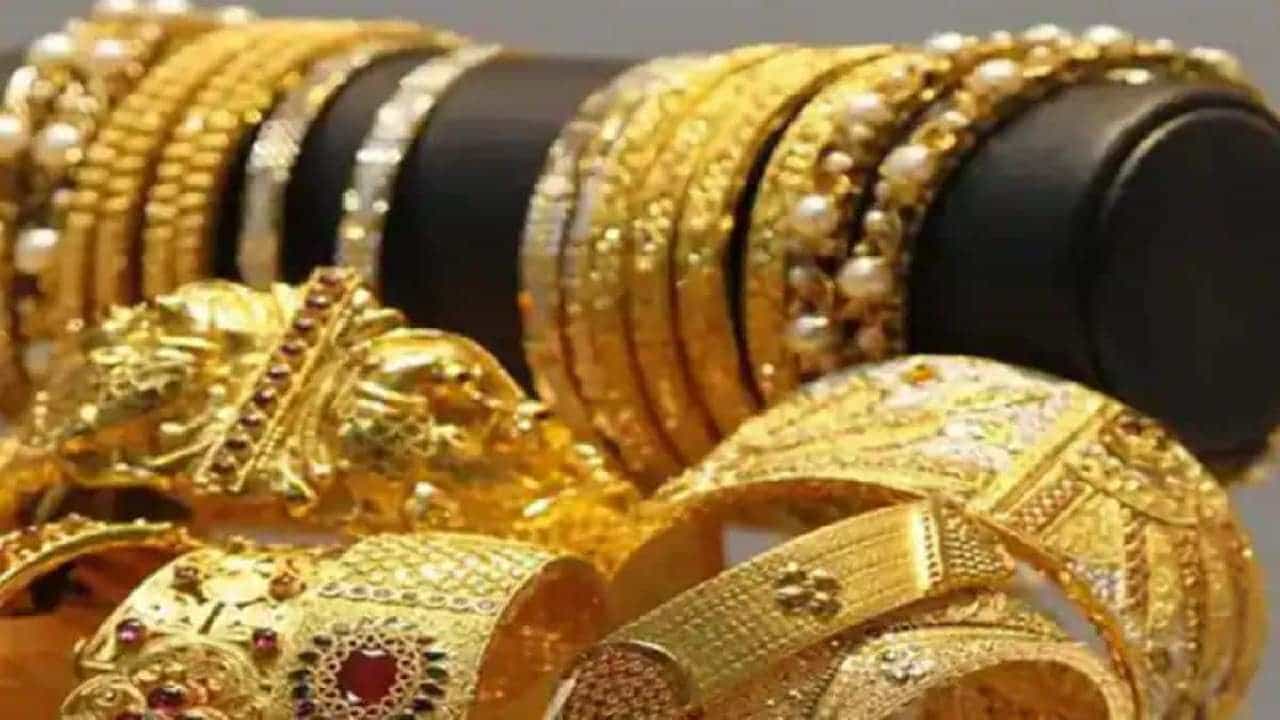 Gold Price Today: ಬೆಳ್ಳಿ ಬೆಲೆ 1 ಕೆಜಿಗೆ 300 ರೂ. ಕುಸಿತ; ಇಂದಿನ ಚಿನ್ನದ ದರ ಹೀಗಿದೆ Gold Price Today: ಬೆಳ್ಳಿ ಬೆಲೆ 1 ಕೆಜಿಗೆ 300 ರೂ. ಕುಸಿತ; ಇಂದಿನ ಚಿನ್ನದ ದರ ಹೀಗಿದೆ