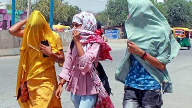 Heatwave: ಹೆಚ್ಚುತ್ತಲೇ ಇದೆ ಬಿಸಿ ಗಾಳಿ; ಉರಿ ಬಿಸಿಲಲ್ಲಿ ಇರೋದಾದ್ರೂ ಹೇಗೆ?