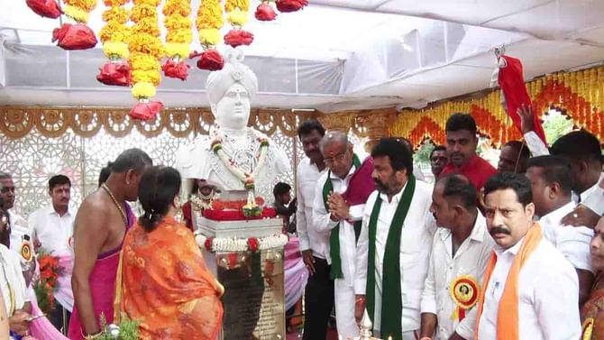 Jayachamarajendra Wodeyar Statue: ಮೈಸೂರು ಮಹಾರಾಜರ ಕೊಡುಗೆ ಸ್ಮರಿಸಲು ಚಾಮುಂಡಿಬೆಟ್ಟದ ಗ್ರಾಮಸ್ಥರಿಂದ ಪುತ್ಥಳಿ ನಿರ್ಮಾಣ Jayachamarajendra Wodeyar Statue: ಮೈಸೂರು ಮಹಾರಾಜರ ಕೊಡುಗೆ ಸ್ಮರಿಸಲು ಚಾಮುಂಡಿಬೆಟ್ಟದ ಗ್ರಾಮಸ್ಥರಿಂದ ಪುತ್ಥಳಿ ನಿರ್ಮಾಣ