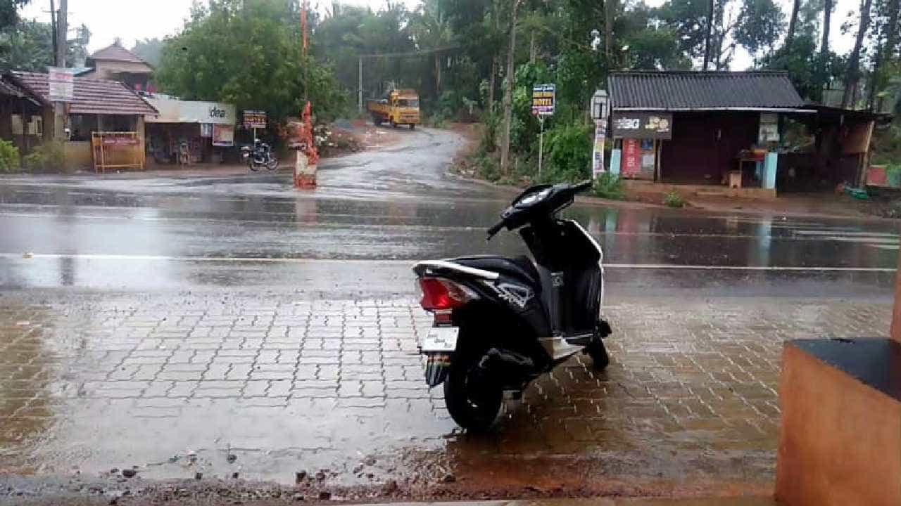 Karnataka Rain: ಬೆಂಗಳೂರಿನಲ್ಲಿ ಇಂದೂ ಮಳೆ ಸಾಧ್ಯತೆ; ಉತ್ತರ ಒಳನಾಡು, ಮಲೆನಾಡು, ಕರಾವಳಿಯಲ್ಲಿ 4 ದಿನ ವರುಣನ ಆರ್ಭಟ Karnataka Rain: ಬೆಂಗಳೂರಿನಲ್ಲಿ ಇಂದೂ ಮಳೆ ಸಾಧ್ಯತೆ; ಉತ್ತರ ಒಳನಾಡು, ಮಲೆನಾಡು, ಕರಾವಳಿಯಲ್ಲಿ 4 ದಿನ ವರುಣನ ಆರ್ಭಟ