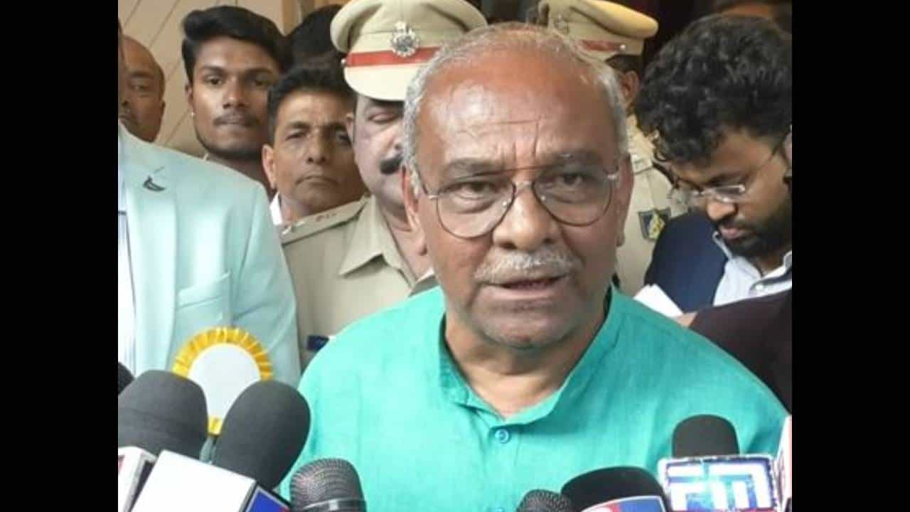 ಕೇರಳ ಮುಸ್ಲೀಂರ ಅಂಗಡಿಗಳಲ್ಲಿ ಚಿನ್ನ ಖರೀದಿ ವಿಚಾರವಾಗಿ ಪ್ರಮೋದ ಮುತಾಲಿಕ್ ವಿರುದ್ಧ ಹರಿಹಾಯ್ದ ಸಚಿವ ಉಮೇಶ ಕತ್ತಿ ಕೇರಳ ಮುಸ್ಲೀಂರ ಅಂಗಡಿಗಳಲ್ಲಿ ಚಿನ್ನ ಖರೀದಿ ವಿಚಾರವಾಗಿ ಪ್ರಮೋದ ಮುತಾಲಿಕ್ ವಿರುದ್ಧ ಹರಿಹಾಯ್ದ ಸಚಿವ ಉಮೇಶ ಕತ್ತಿ