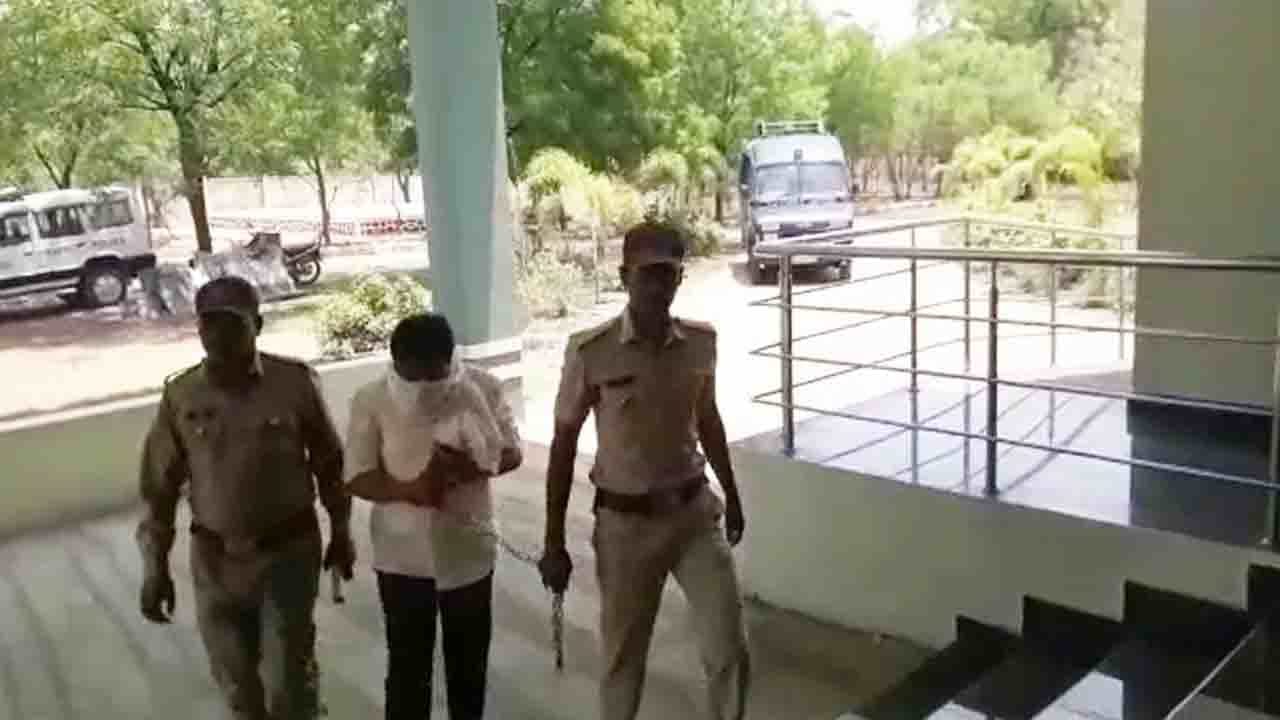ಪಿಎಸ್ಐ ನೇಮಕಾತಿಯಲ್ಲಿ ಅಕ್ರಮ; ಆರೋಪಿಗಳಿಂದ ನಿರೀಕ್ಷಣಾ ಜಾಮೀನು ಕೋರಿ ಅರ್ಜಿ, ಜಾಮೀನು ನೀಡದಂತೆ ಸಿಐಡಿ ಮನವಿ ಪಿಎಸ್ಐ ನೇಮಕಾತಿಯಲ್ಲಿ ಅಕ್ರಮ; ಆರೋಪಿಗಳಿಂದ ನಿರೀಕ್ಷಣಾ ಜಾಮೀನು ಕೋರಿ ಅರ್ಜಿ, ಜಾಮೀನು ನೀಡದಂತೆ ಸಿಐಡಿ ಮನವಿ