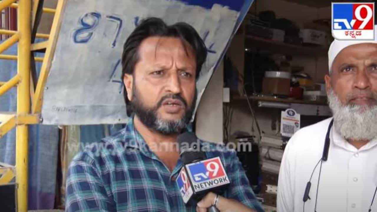 ರಂಜಾನ್ ಮುಗಿದ ಬಳಿಕ ಮಗಳಿಗೆ ಕೊಟ್ಟ ದುಡ್ಡಿನಿಂದ ಆಸ್ಪತ್ರೆಗೆ ಅಂಬುಲೆನ್ಸ್ ಕೊಡಿಸುವೆ: ಮಂಡ್ಯ ವಿದ್ಯಾರ್ಥಿನಿ ಮಸ್ಕಾನ್ ತಂದೆ ಘೋಷಣೆ ರಂಜಾನ್ ಮುಗಿದ ಬಳಿಕ ಮಗಳಿಗೆ ಕೊಟ್ಟ ದುಡ್ಡಿನಿಂದ ಆಸ್ಪತ್ರೆಗೆ ಅಂಬುಲೆನ್ಸ್ ಕೊಡಿಸುವೆ: ಮಂಡ್ಯ ವಿದ್ಯಾರ್ಥಿನಿ ಮಸ್ಕಾನ್ ತಂದೆ ಘೋಷಣೆ