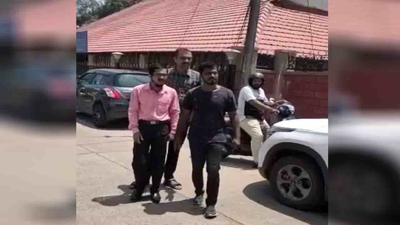 ಮಂಗಳೂರು ಕಾಲೇಜಿನಲ್ಲಿ ಮಹಿಳಾ ಸಿಬ್ಬಂದಿಗಳ ಫೋನ್ ನಂಬರ್ ಲೀಕ್ ಆರೋಪ; ಪ್ರತಿಭಟನಾ ಸ್ಥಳಕ್ಕೆ ಭೇಟಿ ನೀಡಿದ ಬಂಟ್ವಾಳ ತಹಶೀಲ್ದಾರ್ ಮಂಗಳೂರು ಕಾಲೇಜಿನಲ್ಲಿ ಮಹಿಳಾ ಸಿಬ್ಬಂದಿಗಳ ಫೋನ್ ನಂಬರ್ ಲೀಕ್ ಆರೋಪ; ಪ್ರತಿಭಟನಾ ಸ್ಥಳಕ್ಕೆ ಭೇಟಿ ನೀಡಿದ ಬಂಟ್ವಾಳ ತಹಶೀಲ್ದಾರ್