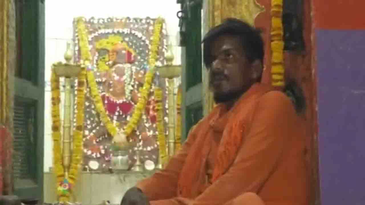 ಹನುಮ ಜನ್ಮ ಭೂಮಿಯಲ್ಲಿ ಭಾವೈಕ್ಯತೆಯ ಮೆರಗು; ಕೇಸರಿ ಬಟ್ಟೆ ತೊಟ್ಟು ಹನುಮ ಮಾಲೆ ಧರಿಸಿ ವ್ರತ ಆಚರಿಸಿದ ಮುಸ್ಲಿಂ ವ್ಯಕ್ತಿ ಅಸ್ಲಂ ಹನುಮ ಜನ್ಮ ಭೂಮಿಯಲ್ಲಿ ಭಾವೈಕ್ಯತೆಯ ಮೆರಗು; ಕೇಸರಿ ಬಟ್ಟೆ ತೊಟ್ಟು ಹನುಮ ಮಾಲೆ ಧರಿಸಿ ವ್ರತ ಆಚರಿಸಿದ ಮುಸ್ಲಿಂ ವ್ಯಕ್ತಿ ಅಸ್ಲಂ