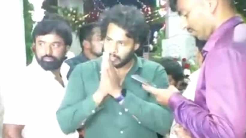 ನಟ ನಿಖಿಲ್ ಕುಮಾರಸ್ವಾಮಿಗೆ ದೇವಸ್ಥಾನ ಪ್ರವೇಶ ನಿರ್ಬಂಧ.!? ಹೊಸ್ತಿಲ್ಲಲ್ಲೇ ಕೈ ಮುಗಿದು ವಾಪಾಸ್