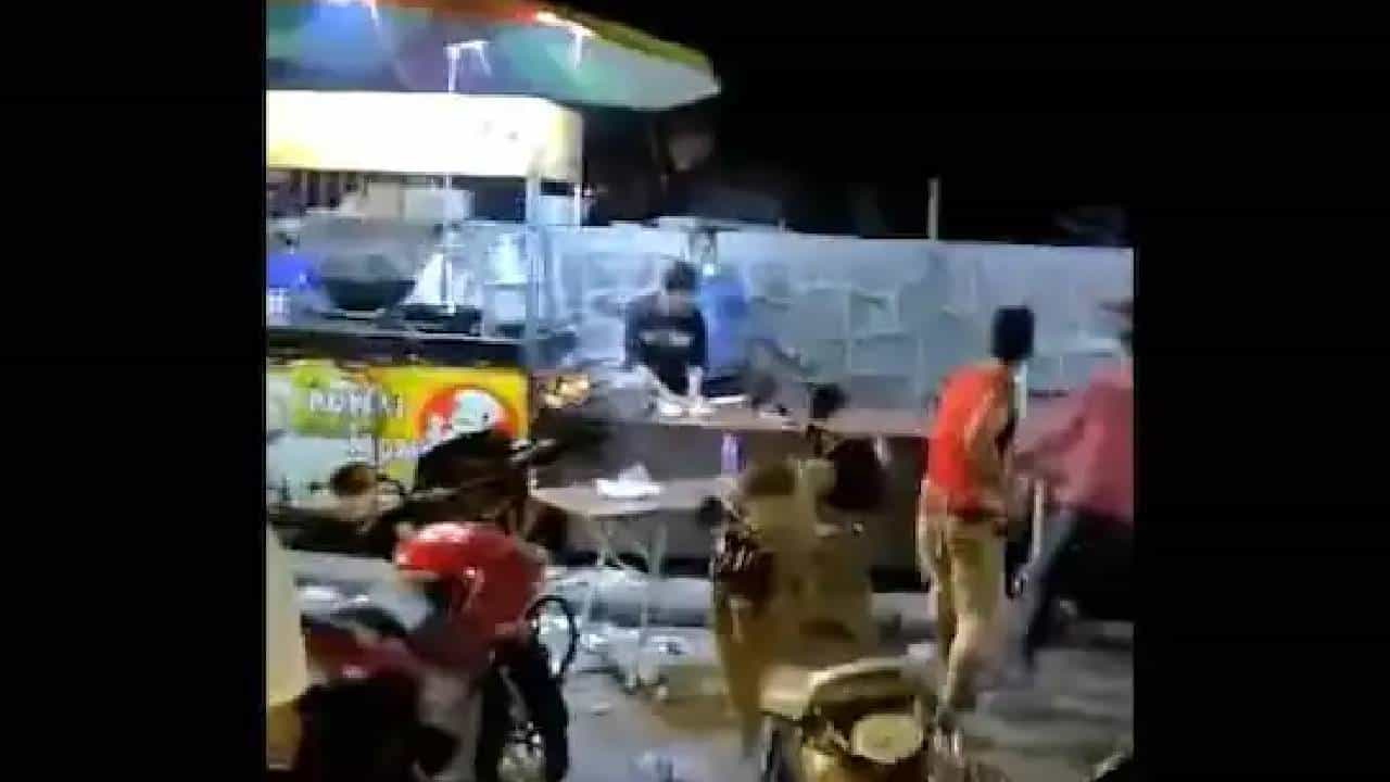 ಮುಂಬೈನ ಪೊವೈನಲ್ಲಿ ಮೊಮೊಸ್ ವಿಚಾರವಾಗಿ ಎರಡು ಗುಂಪುಗಳ ನಡುವೆ ಮಾರಾಮಾರಿ; ಇಲ್ಲಿದೆ ವೈರಲ್ ವಿಡಿಯೋ ಮುಂಬೈನ ಪೊವೈನಲ್ಲಿ ಮೊಮೊಸ್ ವಿಚಾರವಾಗಿ ಎರಡು ಗುಂಪುಗಳ ನಡುವೆ ಮಾರಾಮಾರಿ; ಇಲ್ಲಿದೆ ವೈರಲ್ ವಿಡಿಯೋ