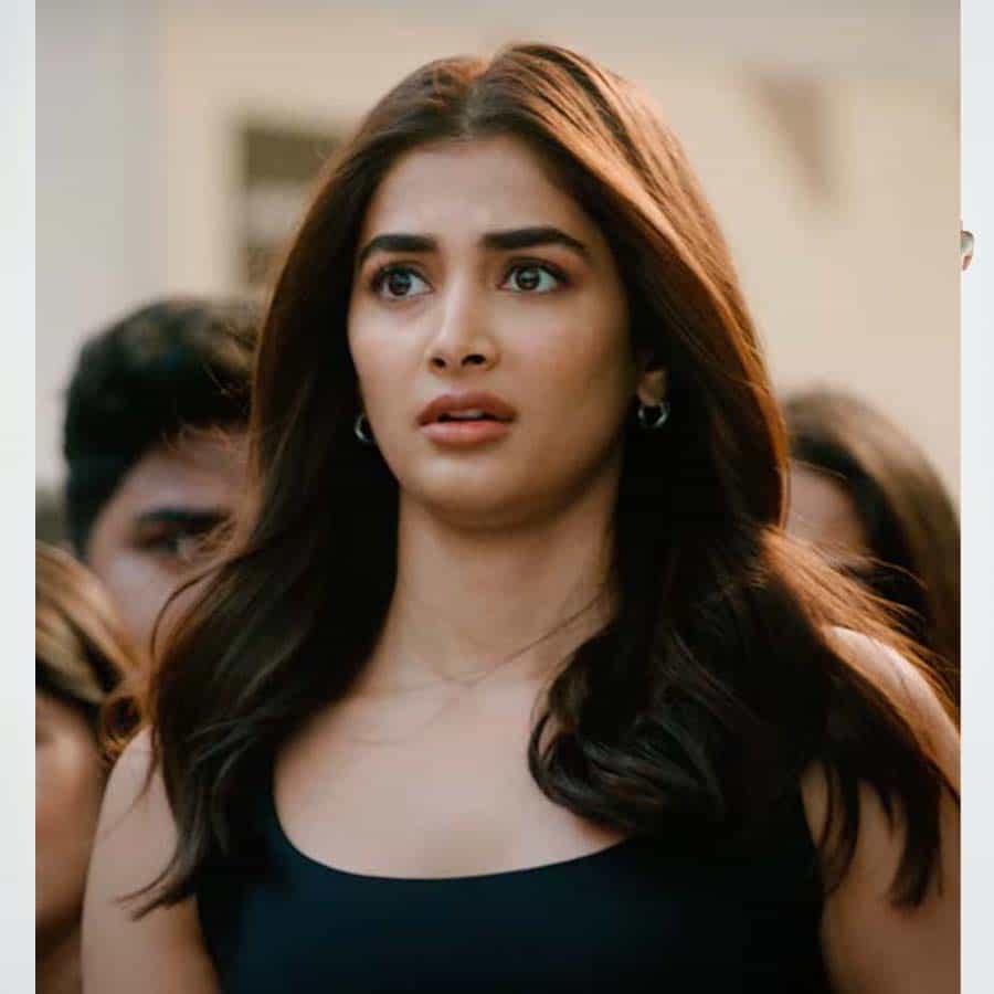 ಸೆಲೆಬ್ರಿಟಿಗಳಿಗೆ ಎಷ್ಟೇ ಫೇಮ್ ಬಂದರೂ ಟ್ರೋಲ್ ಮಾಡುವವರು ಸುಮ್ಮನೆ ಕೂರುವುದಿಲ್ಲ. ಮಾಡುವ ಸಣ್ಣ ತಪ್ಪನ್ನೇ ಇಟ್ಟುಕೊಂಡು ದೊಡ್ಡ ಮಟ್ಟದಲ್ಲಿ ಟ್ರೋಲ್ ಮಾಡುತ್ತಾರೆ. ನಟಿ ಪೂಜಾ ಹೆಗ್ಡೆಗೂ ಟ್ರೋಲ್ಗಳ ಕಾಟ ತಪ್ಪಿಲ್ಲ. ಈಗ ಅವರು ಮತ್ತೆ ಟ್ರೋಲ್ಗೆ ಒಳಗಾಗಿದ್ದಾರೆ. ಅದು ವಿಜಯ್ ನಟನೆಯ ‘ಬೀಸ್ಟ್’ ಸಿನಿಮಾ ವಿಚಾರಕ್ಕೆ.