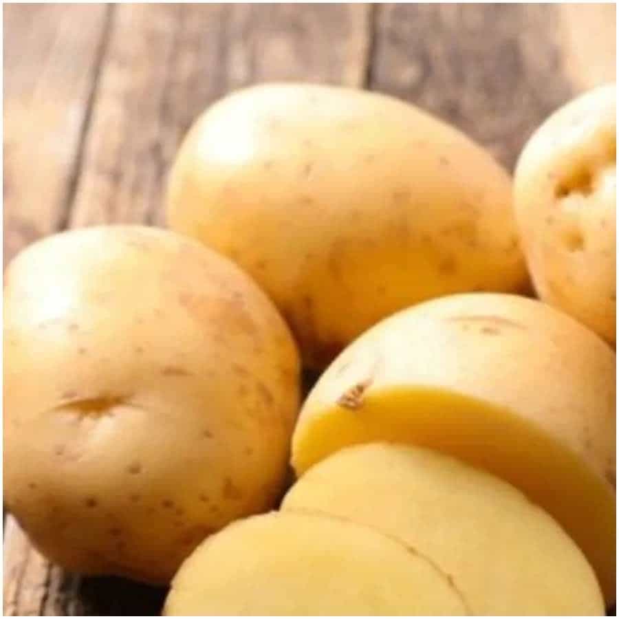 ಆಲೂಗಡ್ಡೆ: ಆಲೂಗಡ್ಡೆ ಚರ್ಮದ ಕಪ್ಪು ಕಲೆಗಳು ಮತ್ತು ಪಿಗ್ಮೆಂಟೇಶನ್ನ್ನು ತೆಗೆದುಹಾಕಲು ಕೆಲಸ ಮಾಡುತ್ತದೆ. ಇದಕ್ಕಾಗಿ, ಆಲೂಗಡ್ಡೆಯ ಸ್ಲೈಸ್ನ್ನು ತೆಗೆದುಕೊಂಡು ಅದನ್ನು ಪೀಡಿತ ಪ್ರದೇಶದ ಮೇಲೆ 15 ರಿಂದ 20 ನಿಮಿಷಗಳ ಕಾಲ ಇರಿಸಿ. ಸ್ವಲ್ಪ ಸಮಯದವರೆಗೆ ಮಸಾಜ್ ಮಾಡಿ, ನಂತರ ಮುಖ ತೊಳೆಯಿರಿ.