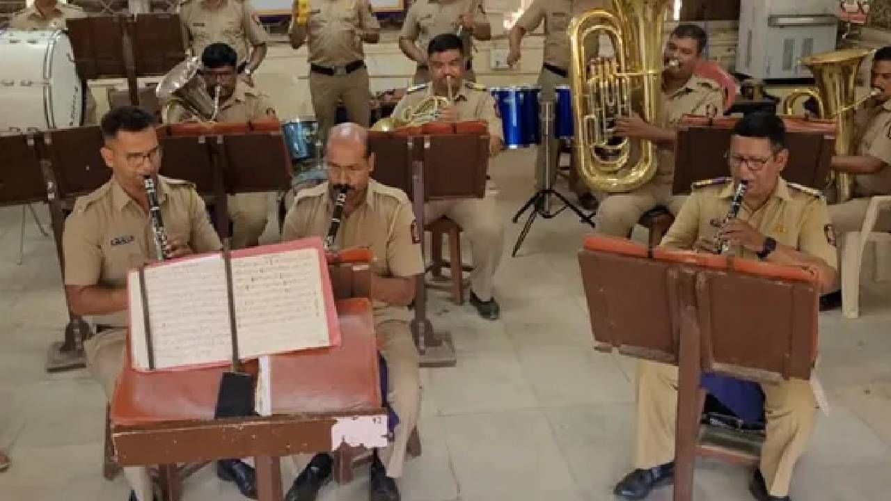 ಈಜಿಪ್ಟಿನ ಪ್ರಸಿದ್ಧ ಯಾ ಮುಸ್ತಫಾ ಕವರ್ ಹಾಡಿಗೆ ಮುಂಬೈ ಪೊಲೀಸರ ಸುಮಧುರ ಬ್ಯಾಂಡ್; ವಾವ್ ಎಂದ ನೆಟ್ಟಿಗರು ಈಜಿಪ್ಟಿನ ಪ್ರಸಿದ್ಧ ಯಾ ಮುಸ್ತಫಾ ಕವರ್ ಹಾಡಿಗೆ ಮುಂಬೈ ಪೊಲೀಸರ ಸುಮಧುರ ಬ್ಯಾಂಡ್; ವಾವ್ ಎಂದ ನೆಟ್ಟಿಗರು