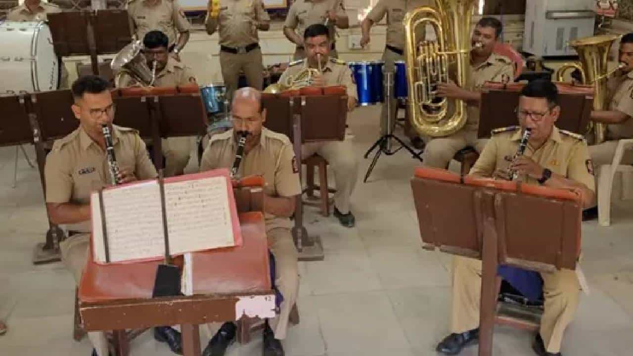 ಈಜಿಪ್ಟಿನ ಪ್ರಸಿದ್ಧ ಯಾ ಮುಸ್ತಫಾ ಕವರ್ ಹಾಡಿಗೆ ಮುಂಬೈ ಪೊಲೀಸರ ಸುಮಧುರ ಬ್ಯಾಂಡ್; ವಾವ್ ಎಂದ ನೆಟ್ಟಿಗರು ಈಜಿಪ್ಟಿನ ಪ್ರಸಿದ್ಧ ಯಾ ಮುಸ್ತಫಾ ಕವರ್ ಹಾಡಿಗೆ ಮುಂಬೈ ಪೊಲೀಸರ ಸುಮಧುರ ಬ್ಯಾಂಡ್; ವಾವ್ ಎಂದ ನೆಟ್ಟಿಗರು