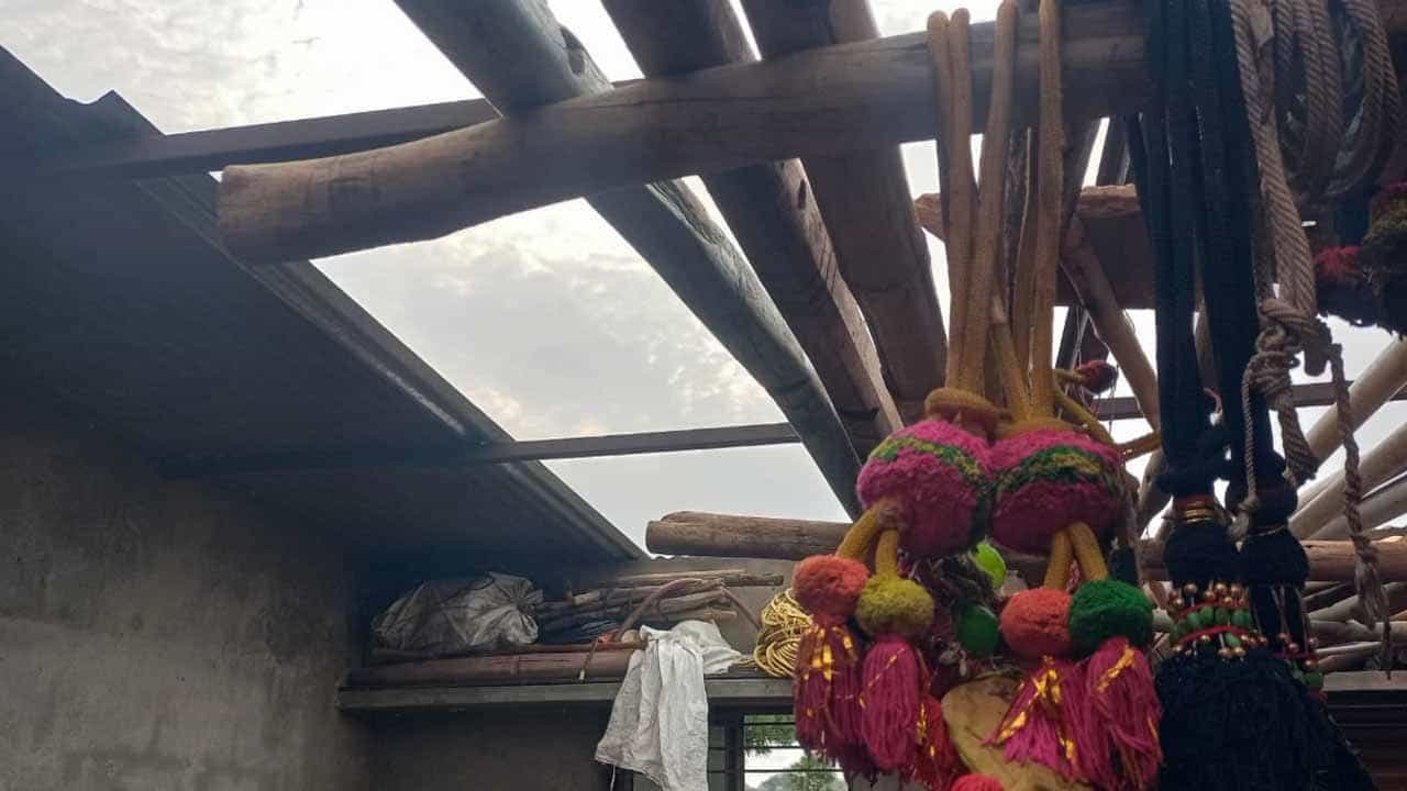 ಕರ್ನಾಟಕದ ಹಲವೆಡೆ ಗಾಳಿ ಸಹಿತ ಭಾರಿ ಮಳೆ! ವಿಜಯಪುರದಲ್ಲಿ ಮನೆ ಮೇಲ್ಚಾವಣಿ ಶೀಟ್ ಮೇಲಿಟ್ಟಿದ್ದ ಕಲ್ಲು ಬಿದ್ದು ಬಾಲಕ ಸಾವು ಕರ್ನಾಟಕದ ಹಲವೆಡೆ ಗಾಳಿ ಸಹಿತ ಭಾರಿ ಮಳೆ! ವಿಜಯಪುರದಲ್ಲಿ ಮನೆ ಮೇಲ್ಚಾವಣಿ ಶೀಟ್ ಮೇಲಿಟ್ಟಿದ್ದ ಕಲ್ಲು ಬಿದ್ದು ಬಾಲಕ ಸಾವು