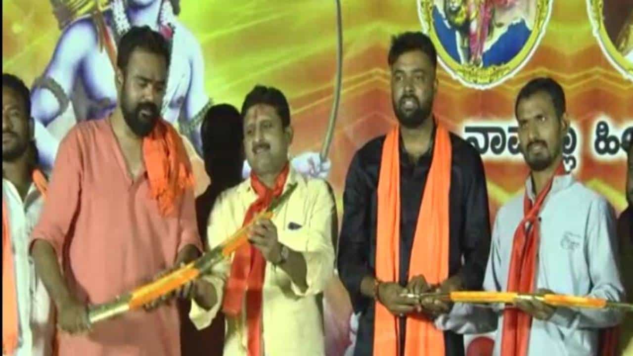 ಲವ್ ಜಿಹಾದ್ ಬದಲು ಲವ್ ಕೇಸರಿ ವಿವಾದ ಪ್ರಕರಣ; ರಾಯಚೂರಿನ ಪಶ್ಚಿಮ ಠಾಣೆ ಪೊಲೀಸರಿಂದ ಇಬ್ಬರ ಬಂಧನ ಲವ್ ಜಿಹಾದ್ ಬದಲು ಲವ್ ಕೇಸರಿ ವಿವಾದ ಪ್ರಕರಣ; ರಾಯಚೂರಿನ ಪಶ್ಚಿಮ ಠಾಣೆ ಪೊಲೀಸರಿಂದ ಇಬ್ಬರ ಬಂಧನ