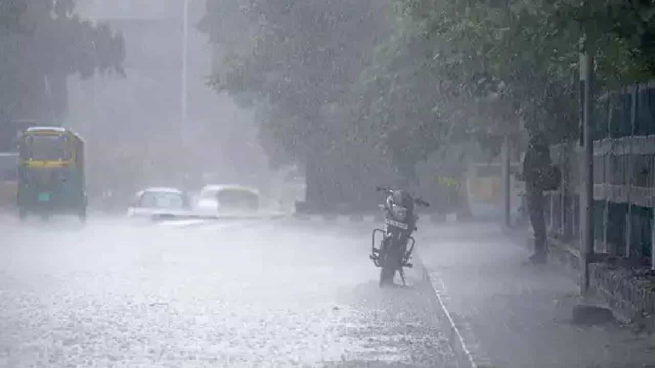 Karnataka Rain: ಸಿಡಿಲು ಬಡಿದು ಓರ್ವ ವ್ಯಕ್ತಿ ಹಾಗೂ ಮೇಕೆಗಳು ಸಾವು Karnataka Rain: ಸಿಡಿಲು ಬಡಿದು ಓರ್ವ ವ್ಯಕ್ತಿ ಹಾಗೂ ಮೇಕೆಗಳು ಸಾವು