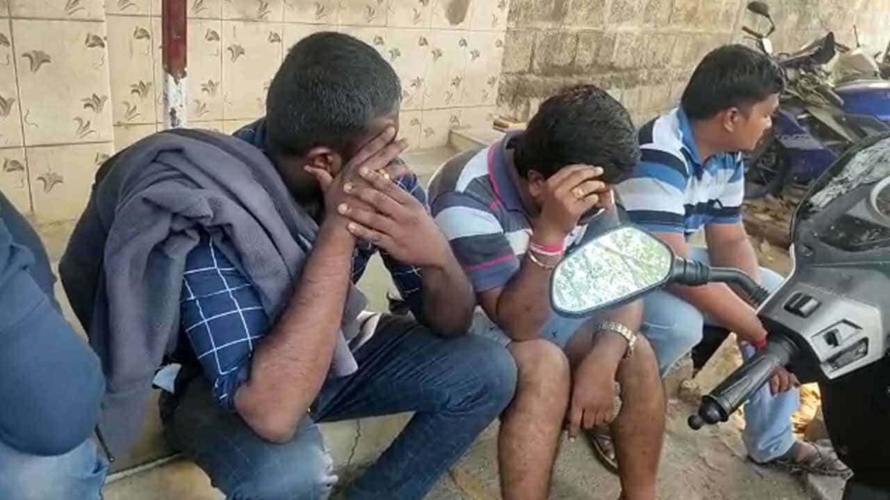 ಬೆಂಗಳೂರಿನಲ್ಲಿ ಚಿನ್ನದ ವ್ಯಾಪಾರಿಗೆ ಬೆದರಿಸಿ 1 ಕೋಟಿ ರೂಪಾಯಿಗೂ ಹೆಚ್ಚು ಹಣ ದರೋಡೆ ಮಾಡಿದ್ದ ಆರೋಪಿಗಳು ಅರೆಸ್ಟ್! ಬೆಂಗಳೂರಿನಲ್ಲಿ ಚಿನ್ನದ ವ್ಯಾಪಾರಿಗೆ ಬೆದರಿಸಿ 1 ಕೋಟಿ ರೂಪಾಯಿಗೂ ಹೆಚ್ಚು ಹಣ ದರೋಡೆ ಮಾಡಿದ್ದ ಆರೋಪಿಗಳು ಅರೆಸ್ಟ್!