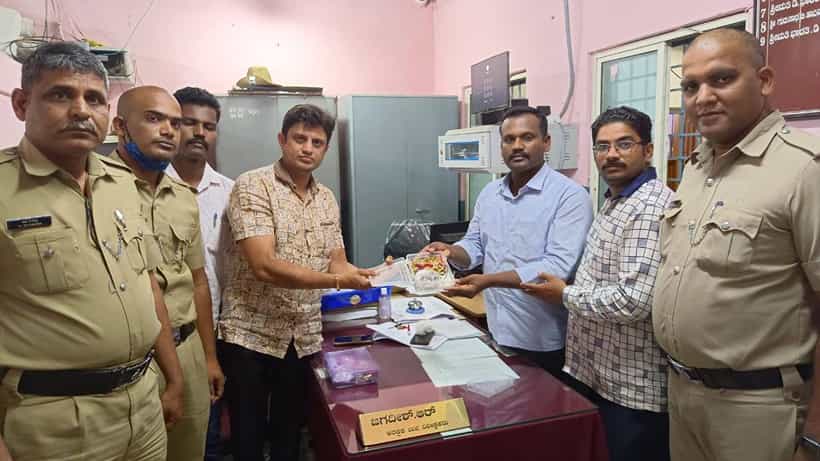 ರೈಲ್ವೇ ಪ್ರಯಾಣಿಕ ಕಳೆದುಕೊಂಡ ಸೂಟ್ ಕೇಸ್ನ್ನು ಹಿಂದಿರುಗಿಸಿ ಮಾನವೀಯತೆ ಮೇರೆದ ಹೋಮ್ ಗಾರ್ಡ್
