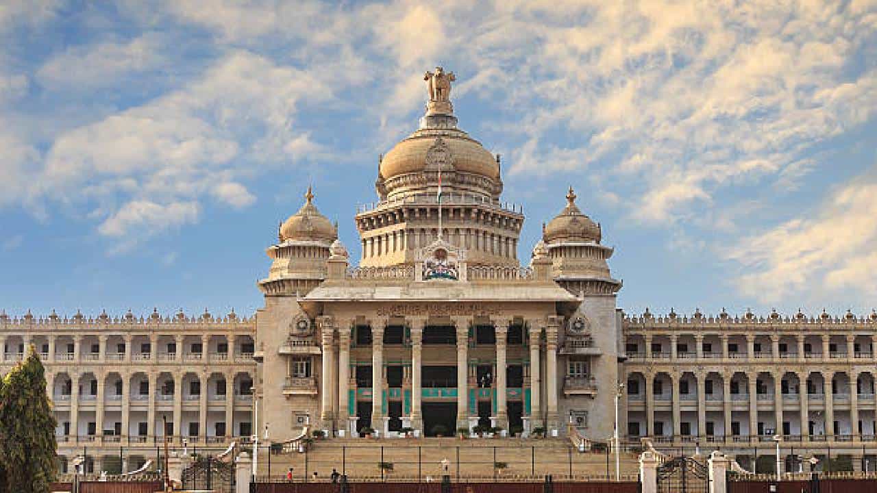 ವಿಧಾನಸೌಧ, ವಿಕಾಸಸೌಧದಲ್ಲಿ ಇಫ್ತಾರ್ ಕೂಟ ನಡೆಸದಂತೆ ರಾಷ್ಟ್ರ ರಕ್ಷಣಾ ಪಡೆ ಕಾರ್ಯಕರ್ತರಿಂದ ಪ್ರತಿಭಟನೆ ವಿಧಾನಸೌಧ, ವಿಕಾಸಸೌಧದಲ್ಲಿ ಇಫ್ತಾರ್ ಕೂಟ ನಡೆಸದಂತೆ ರಾಷ್ಟ್ರ ರಕ್ಷಣಾ ಪಡೆ ಕಾರ್ಯಕರ್ತರಿಂದ ಪ್ರತಿಭಟನೆ