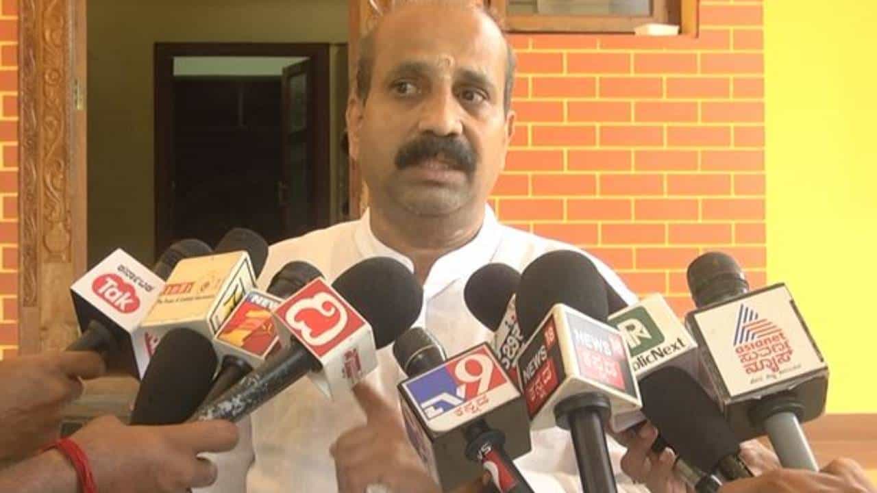 ಎಕ್ಸಾಮ್ ಸೆಂಟರ್ನಲ್ಲಿ ಹಿಜಾಬ್ ಹೋರಾಟಗಾರ್ತಿಯರ ಹೈಡ್ರಾಮಾ; ಶಾಸಕ ರಘುಪತಿ ಭಟ್ ಆಕ್ರೋಶ ಎಕ್ಸಾಮ್ ಸೆಂಟರ್ನಲ್ಲಿ ಹಿಜಾಬ್ ಹೋರಾಟಗಾರ್ತಿಯರ ಹೈಡ್ರಾಮಾ; ಶಾಸಕ ರಘುಪತಿ ಭಟ್ ಆಕ್ರೋಶ