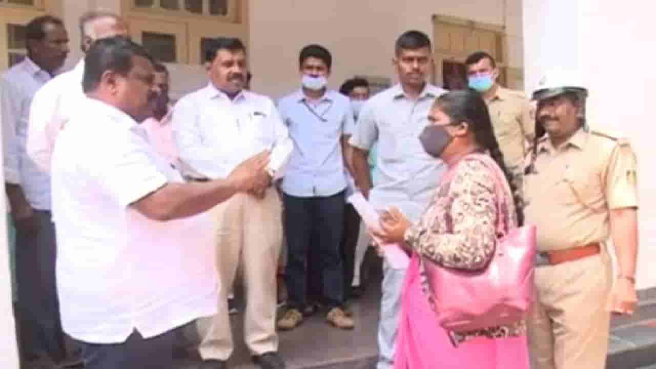 ಕಾಣೆಯಾದ ಮಗಳಿಗಾಗಿ ಡಿಸಿ ಕಛೇರಿ ಎದುರು ಹೆತ್ತಮ್ಮನ ಕಣ್ಣೀರು: ವಿಷದ ಬಾಟಲ್ ಹಿಡಿದು ಮಹಿಳೆಯ ಏಕಾಂಗಿ ಹೋರಾಟ