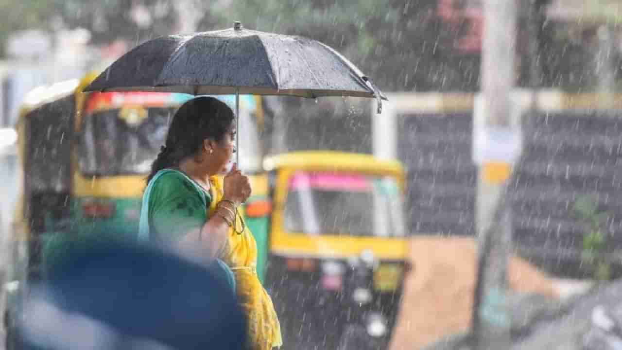 Bengaluru Rain; ಬೆಂಗಳೂರು ನಗರದ ಹಲವೆಡೆ ಗುಡುಗು ಸಹಿತ ಧಾರಾಕಾರ ಮಳೆ, ಸಾರ್ವಜನಿಕರ ಪರದಾಟ