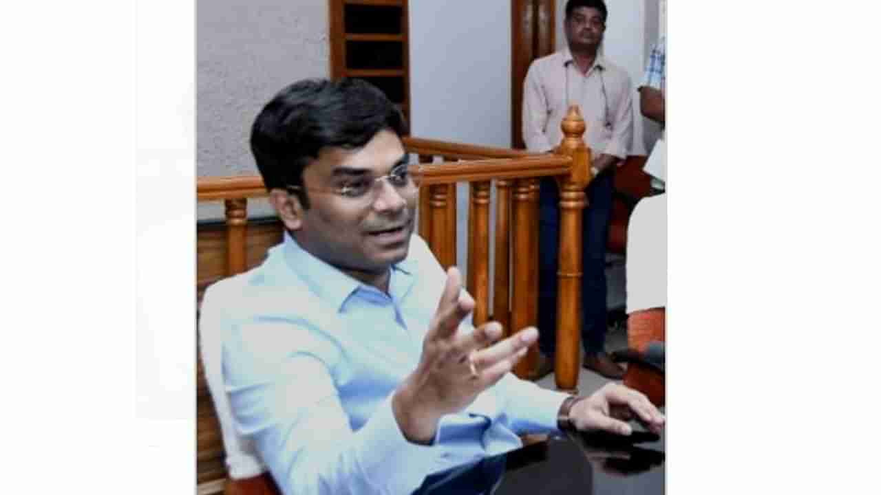 ಮಾವನ ವಿಲ್ ಪ್ರಕಾರ ಅತ್ತೆಗೆ ಮನೆ ನೀಡದ ಸೊಸೆ! ಜಿಲ್ಲಾಧಿಕಾರಿ ಕಚೇರಿಯಲ್ಲಿ ರಂಪಾಟ, ಪೊಲೀಸರಿಂದ ಅರೆಸ್ಟ್