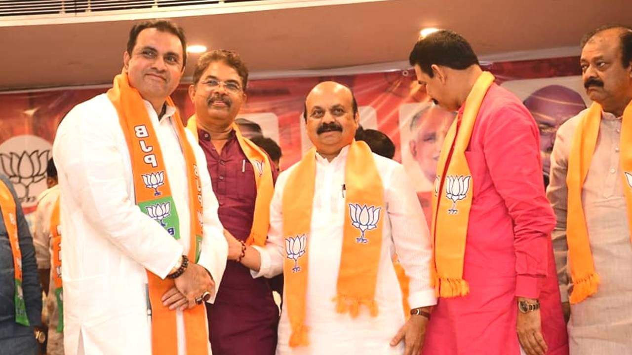 Promod Madhwaraj: ಕಾಂಗ್ರೆಸ್ಗೆ ರಾಜೀನಾಮೆ ನೀಡಿ ಬಿಜೆಪಿಗೆ ಸೇರ್ಪಡೆಯಾದ ಮಾಜಿ ಮಂತ್ರಿ ಪ್ರಮೋದ್ ಮಧ್ವರಾಜ್ Promod Madhwaraj: ಕಾಂಗ್ರೆಸ್ಗೆ ರಾಜೀನಾಮೆ ನೀಡಿ ಬಿಜೆಪಿಗೆ ಸೇರ್ಪಡೆಯಾದ ಮಾಜಿ ಮಂತ್ರಿ ಪ್ರಮೋದ್ ಮಧ್ವರಾಜ್