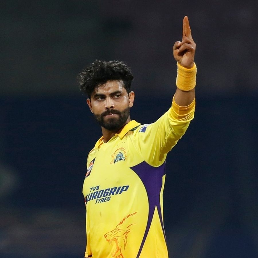 CSK ಗೆ ಈ ಆವೃತ್ತಿ ಗಾಯದಿಂದ ಆರಂಭವಾಗಿ, ಅದೇ ರೀತಿಯಲ್ಲಿ ಕೊನೆಗೊಳ್ಳುತ್ತಿದೆ. ತಂಡದ ನಾಯಕರಾಗಿದ್ದ ಸ್ಟಾರ್ ಆಲ್‌ರೌಂಡರ್ ರವೀಂದ್ರ ಜಡೇಜಾ ಗಾಯಗೊಂಡಿದ್ದಲ್ಲದೆ, ನಾಯಕತ್ವವನ್ನೂ ಕಳೆದುಕೊಂಡು ಟೂರ್ನಿಯ ಕೊನೆಯ 3-4 ಪಂದ್ಯಗಳಿಂದ ಹೊರಗುಳಿದಿದ್ದರು.