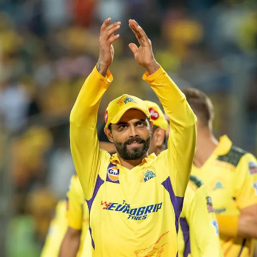 ಜಡೇಜಾ ನಾಯಕತ್ವ- IPL 2022 ಋತುವಿನ ಆರಂಭದಲ್ಲಿ ಚೆನ್ನೈ ಸೂಪರ್ ಕಿಂಗ್ಸ್ ರವೀಂದ್ರ ಜಡೇಜಾ ಅವರ ಹೆಸರನ್ನು ಹೊಸ ನಾಯಕನಾಗಿ ಘೋಷಿಸಿತು. ಆದಾಗ್ಯೂ, ಅವರು ತಮ್ಮ ನಾಯಕತ್ವದಲ್ಲಿ ಯಶಸ್ವಿಯಾಗಲಿಲ್ಲ. ಬಳಿಕ ಇದ್ದಕ್ಕಿದ್ದಂತೆ ಅವರು ನಾಯಕತ್ವಕ್ಕೆ ರಾಜೀನಾಮೆ ಘೋಷಿಸಿದರು. ವೈಯಕ್ತಿಕವಾಗಿ ಕೂಡ ಜಡೇಜಾ ಅವರ ಪ್ರದರ್ಶನ ಈ ಬಾರಿ ಉತ್ತಮವಾಗಿರಲಿಲ್ಲ.