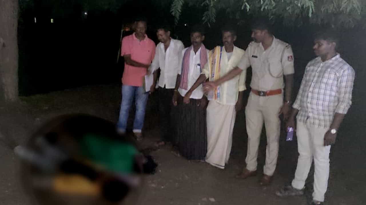 ಸಿಡಿಲಿನಿಂದ ತಾಯಿ ಮಗ ದುರ್ಮರಣ; ಬೈಕ್ನಲ್ಲಿ ತೆರಳ್ತಿದ್ದ ದಂಪತಿ ಜೊತೆ ಮೊಮ್ಮಗಳ ಸಾವು, ಬಸ್ ಡಿಕ್ಕಿ ಬೈಕ್ನಲ್ಲಿ ತೆರಳ್ತಿದ್ದ ಇಬ್ಬರ ಸಾವು ಸಿಡಿಲಿನಿಂದ ತಾಯಿ ಮಗ ದುರ್ಮರಣ; ಬೈಕ್ನಲ್ಲಿ ತೆರಳ್ತಿದ್ದ ದಂಪತಿ ಜೊತೆ ಮೊಮ್ಮಗಳ ಸಾವು, ಬಸ್ ಡಿಕ್ಕಿ ಬೈಕ್ನಲ್ಲಿ ತೆರಳ್ತಿದ್ದ ಇಬ್ಬರ ಸಾವು