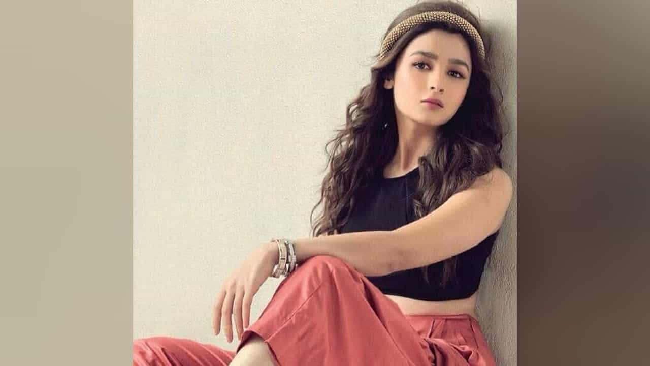 Alia Bhatt: ಜನಸಾಮಾನ್ಯರ ಹಾದಿ ತಪ್ಪಿಸುತ್ತಿದ್ದಾರಾ ಆಲಿಯಾ ಭಟ್? ಸಾಕ್ಷಿ ಸಮೇತ ವಿವರಿಸಿದ ನೆಟ್ಟಿಗರು Alia Bhatt: ಜನಸಾಮಾನ್ಯರ ಹಾದಿ ತಪ್ಪಿಸುತ್ತಿದ್ದಾರಾ ಆಲಿಯಾ ಭಟ್? ಸಾಕ್ಷಿ ಸಮೇತ ವಿವರಿಸಿದ ನೆಟ್ಟಿಗರು